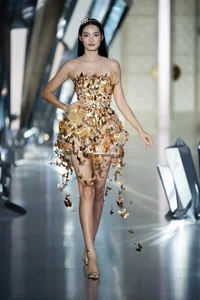 Quyen Linh's 18-Year-Old Daughter Lo Lem Makes Stunning Catwalk Debut - image 4