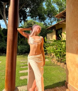 Bold Fashion Trends: Vietnamese Streamer Showcases Elegant Backless Style and Modern Aesthetic - image 9