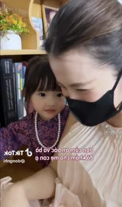Singer Dong Nhi’s Daughter Winnie Wins Hearts with Sweet Behavior During Prenatal Check-up - image 2