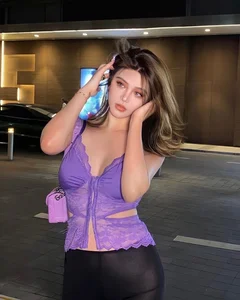 Stunning Chinese Influencer With AI-Like Physique Gains Massive Global Following - image 3