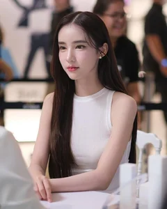 Thai Transgender Icon Turns Heads on the Streets of Hanoi - image 0