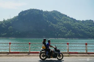 Cat Ba Island Welcomes Tourists Back After Typhoon Yagi Recovery - image 8
