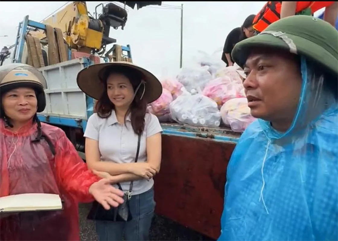 Inspiring Portraits of Compassion: Vietnamese Beauties Leading Flood Relief Efforts with Heart