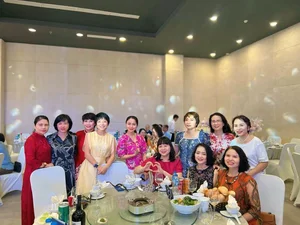 Vietnamese Star Updates: Thuy Tien's Health Crisis and Pham Huong in the US - image 6