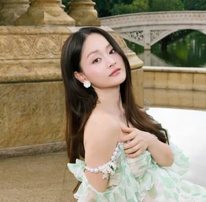 Vietnamese Star Updates: Thuy Tien's Health Crisis and Pham Huong in the US - image 15