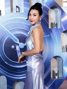 Vietnamese Star Updates: Thuy Tien's Health Crisis and Pham Huong in the US - image 21