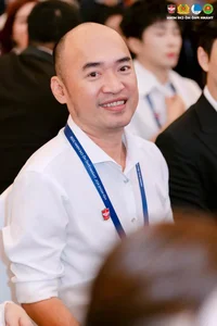 Vietnamese Star Updates: Thuy Tien's Health Crisis and Pham Huong in the US - image 19