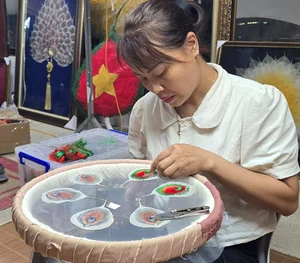 The Art of Turning Sacred Bodhi Leaves into Valuable Masterpieces - image 8