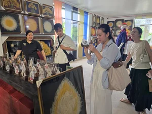 The Art of Turning Sacred Bodhi Leaves into Valuable Masterpieces - image 4