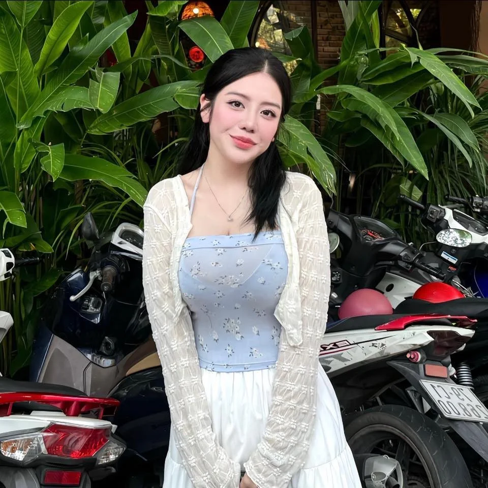 Discover the Elegant Style and Beauty of Minh Nhựa’s Second Daughter