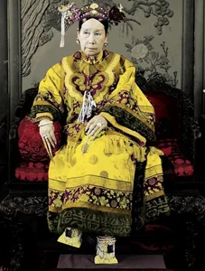 Giải mã bí mật đằng sau đôi 'giày chậu hoa' độc đáo của phi tần nhà Thanh - image 7