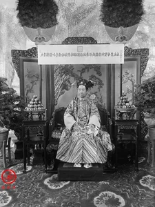Giải mã bí mật đằng sau đôi 'giày chậu hoa' độc đáo của phi tần nhà Thanh - image 1