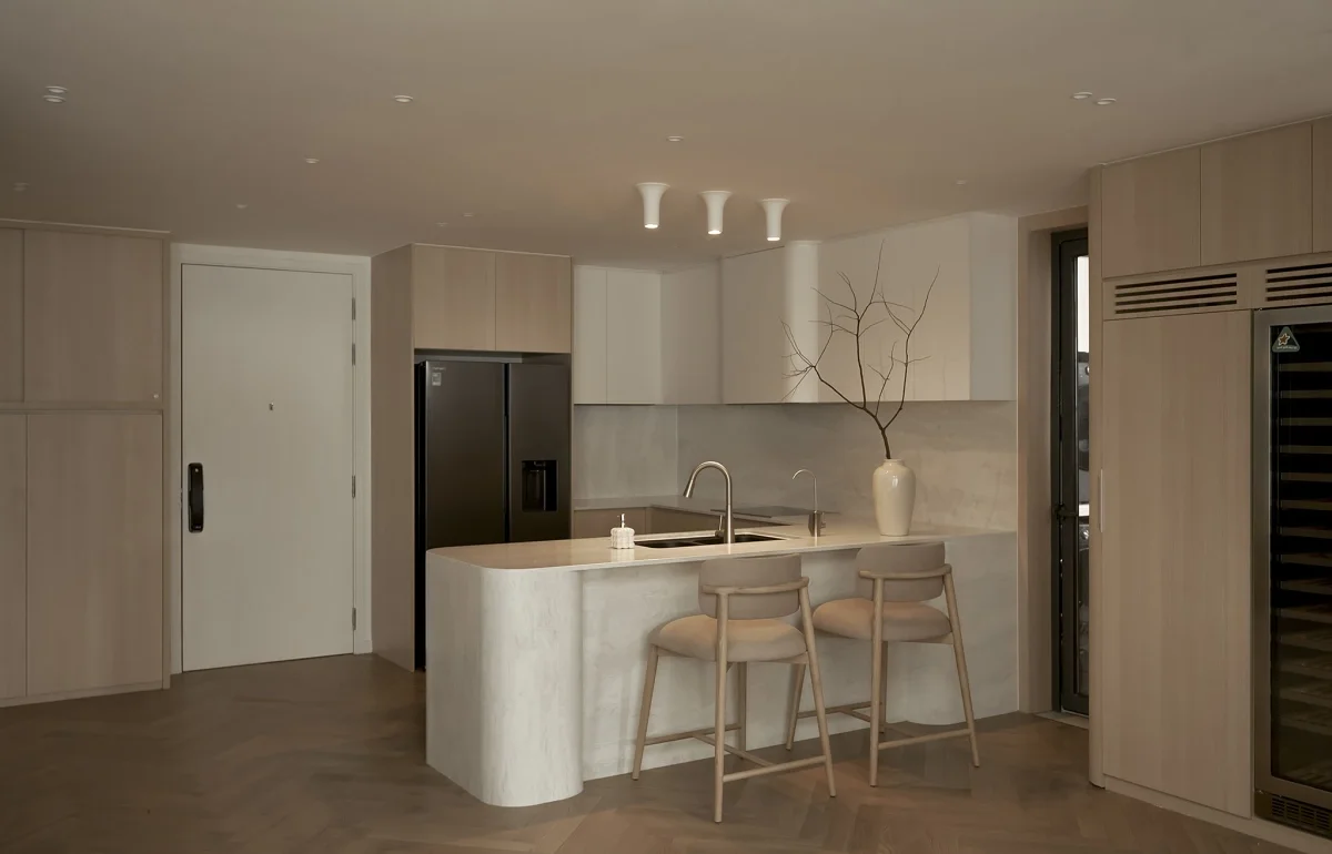 Artistic 110 sqm Loft Apartment Design: Transforming Modern Living Into a Creative Gallery Space