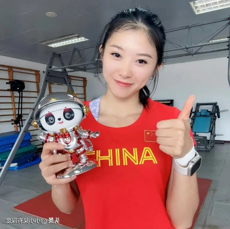 Chinese Track and Field Athlete Captivates Fans with Movie-Star Looks