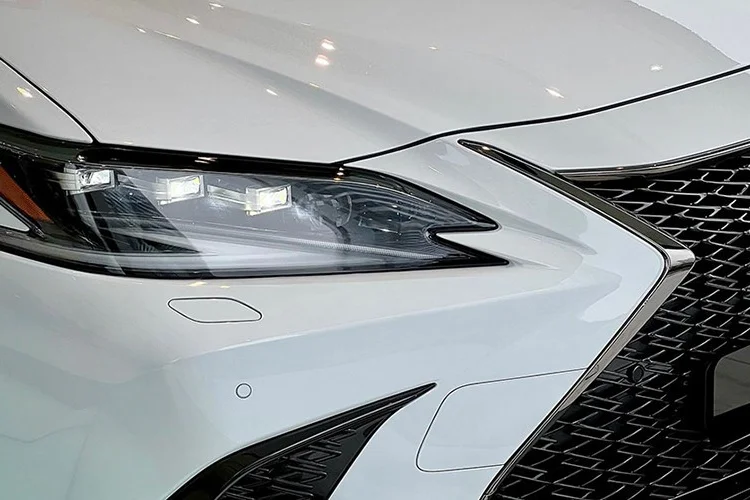 Lexus ES Luxury Sedan Sees Massive Price Drop of 260 Million VND in Vietnam