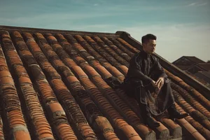 Singer Duc Tuan Sparks Controversy After Rooftop Photo Shoot in Hoi An Ancient Town - image 2