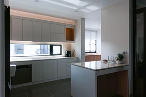 Minimalist Single Living: A Cozy Apartment Filled with Light - image 0