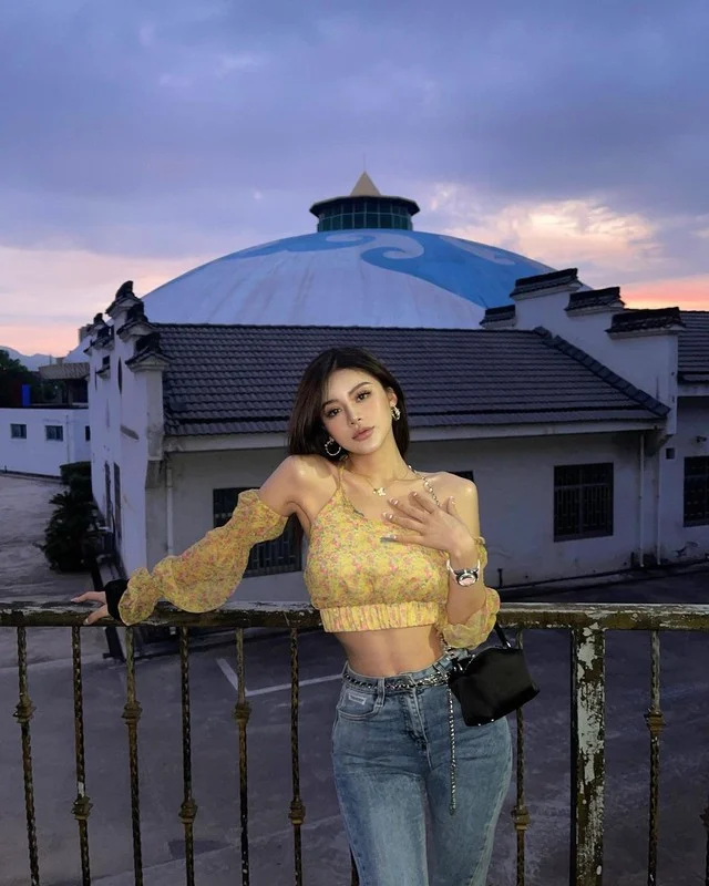 Chinese Fashion Icon Showcases the Ultimate Ant Waist Trend in Chic Crop Top Styles
