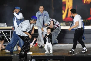 Heartwarming Moment: Bang Kieu Brings His Son On Stage in Emotional Performance - image 2