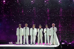 Heartwarming Moment: Bang Kieu Brings His Son On Stage in Emotional Performance - image 4