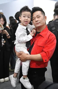 Heartwarming Moment: Bang Kieu Brings His Son On Stage in Emotional Performance - image 5