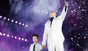 Heartwarming Moment: Bang Kieu Brings His Son On Stage in Emotional Performance - image 0