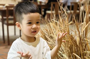 Heartwarming Moment: Bang Kieu Brings His Son On Stage in Emotional Performance - image 6