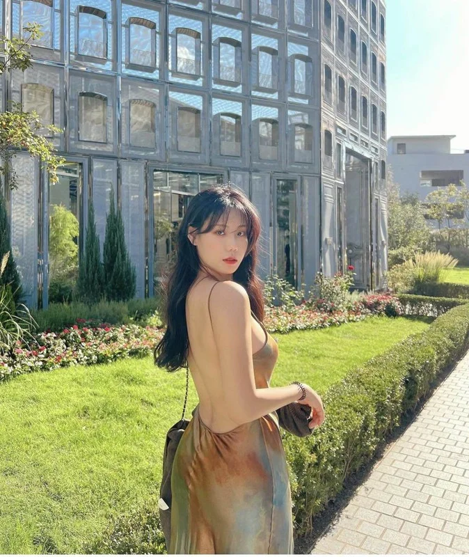 Korean Plus-Size Model Redefines Beauty Standards in a Backless Silk Dress