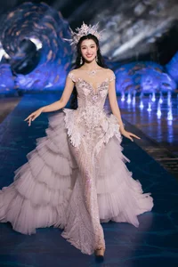Mai Phuong and Phuong Nhi Transform into Mermaids on Runway - image 8