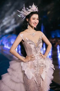 Mai Phuong and Phuong Nhi Transform into Mermaids on Runway - image 1
