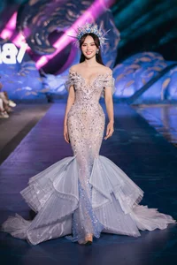 Mai Phuong and Phuong Nhi Transform into Mermaids on Runway - image 5