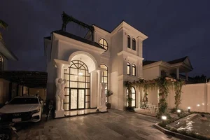Inside the Opulent Hanoi Villa of Singer Le Quyen: A Masterpiece of Luxury and Modern Design - image 3