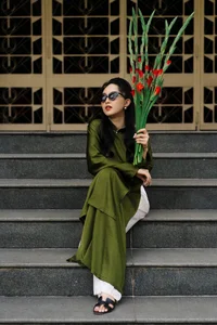 Elegant Peacock Pattern Ao Dai: MC Nghe An's Stunning Lunar New Year Photoshoot - image 8