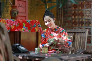 Elegant Peacock Pattern Ao Dai: MC Nghe An's Stunning Lunar New Year Photoshoot - image 5