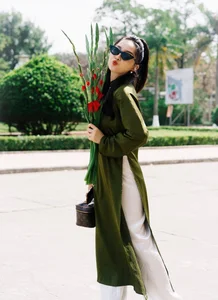 Elegant Peacock Pattern Ao Dai: MC Nghe An's Stunning Lunar New Year Photoshoot - image 3