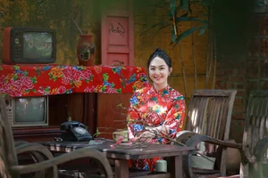 Elegant Peacock Pattern Ao Dai: MC Nghe An's Stunning Lunar New Year Photoshoot - image 4