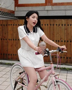 The Viral Charm of the 'Mukbang Fairy': 2.8 Million Fans and Counting - image 2