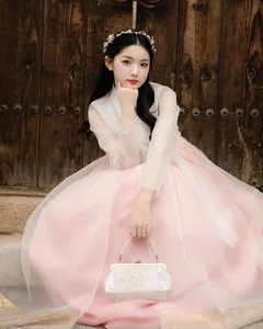 The Viral Charm of the 'Mukbang Fairy': 2.8 Million Fans and Counting - image 1