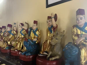 Exquisite Craftsmanship: 18 Arhat Statues Carved from Century-Old Precious Wood - image 3