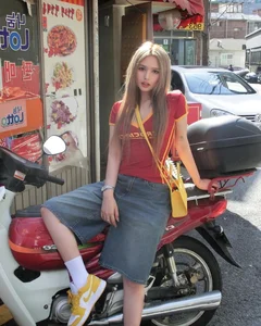 Xoài Non’s Most Stunning Outfits: A Look at Her Curve-Enhancing Style - image 2