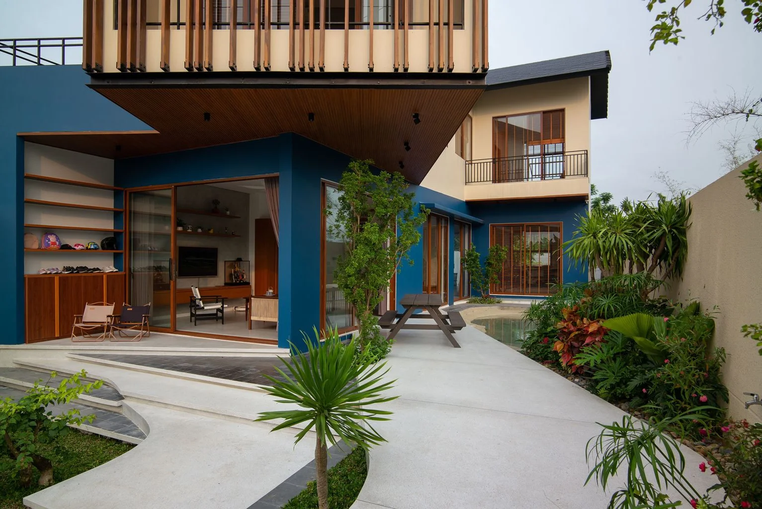 Stunning 2-Story Tropical Villa in Da Nang Featuring a Massive 6.7-Meter Cantilevered Roof