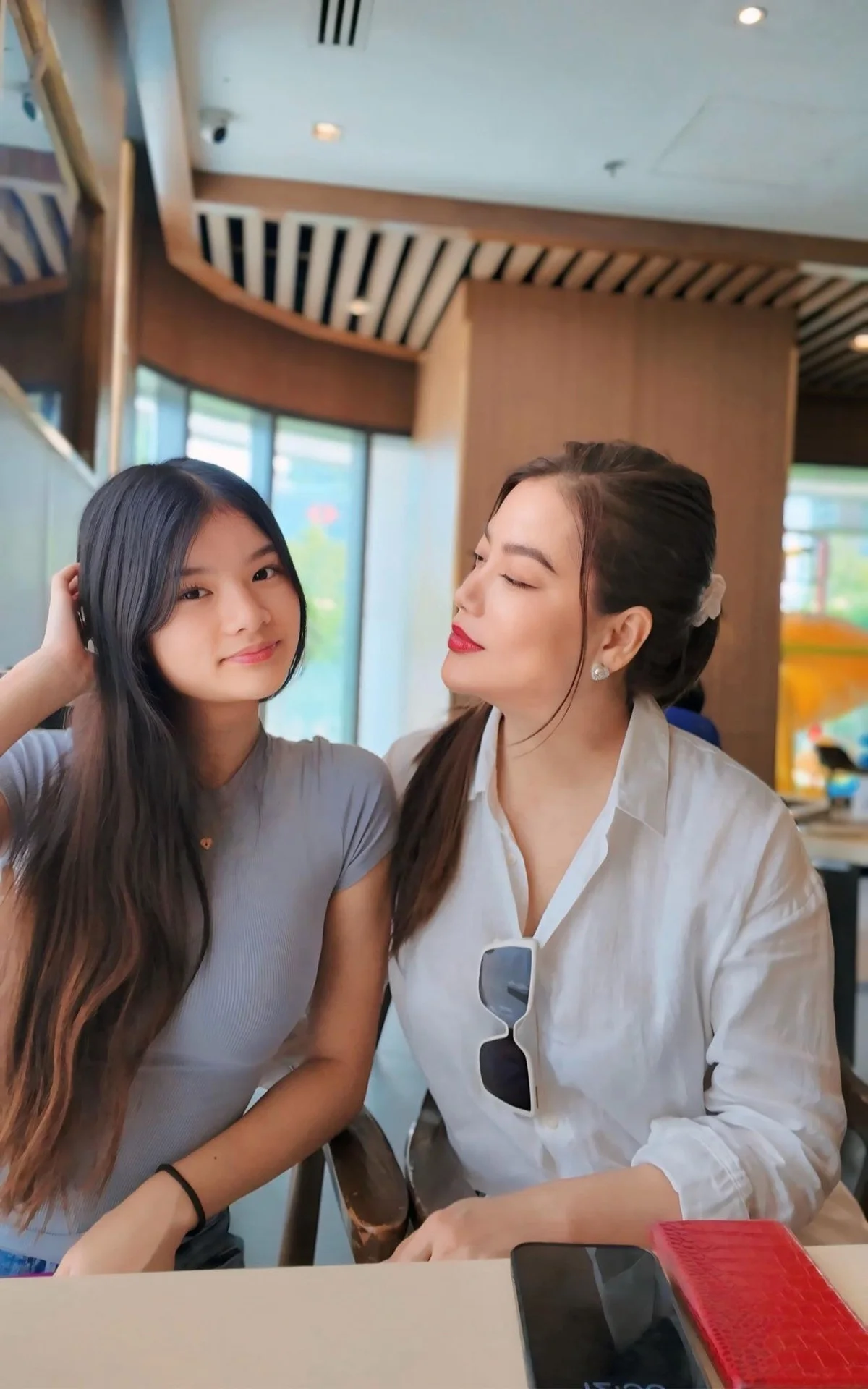 Truong Ngoc Anh’s Daughter Devon Tran Impresses with Stunning Height at 17