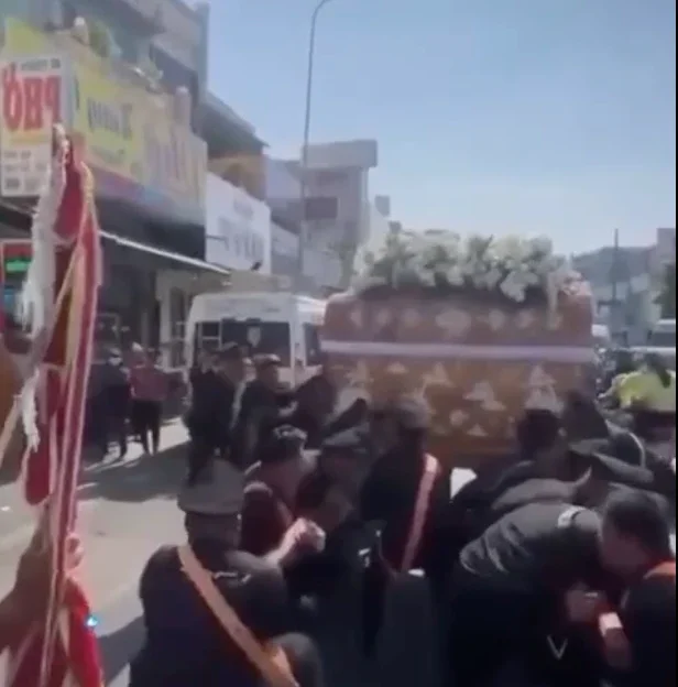 Heartbreaking Moment in Ho Chi Minh City: Netizens React to Funeral Procession Accident