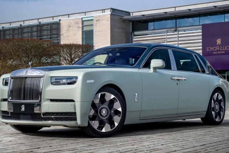 The Ultimate Luxury Experience: Why Rolls-Royce Defines High-End Automotive Excellence and Bespoke Craftsmanship