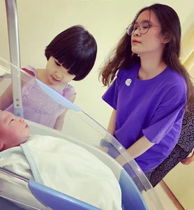 VTV Host Quoc Khanh's Wife Shares Heartwarming Family Portraits - image 17