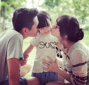 VTV Host Quoc Khanh's Wife Shares Heartwarming Family Portraits - image 15
