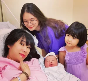 VTV Host Quoc Khanh's Wife Shares Heartwarming Family Portraits - image 2