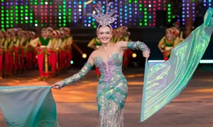 Stunning 19-Year-Old South African Beauty Representing Her Nation at the Miss World Pageant - image 7