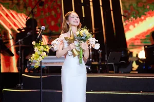 Huong Tram Wins Dedication Award Amidst Social Media Backlash and Fan Rivalry Rumors - image 2