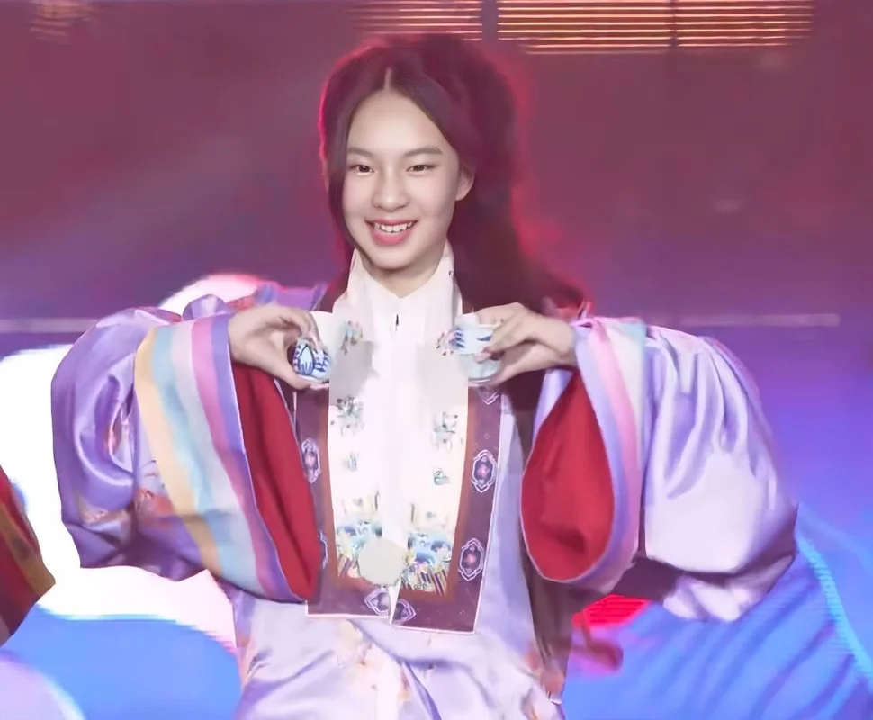 The Viral Charm of Ly Hai’s 12-Year-Old Daughter: A New Generation of Style